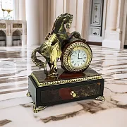 Сувенирные настольные часы из яшмы с бронзовым конём — фотография 1