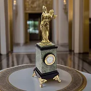 Часы с Фемидой из жадеита и долерита, 280 мм — красивый подарок — фотография 1