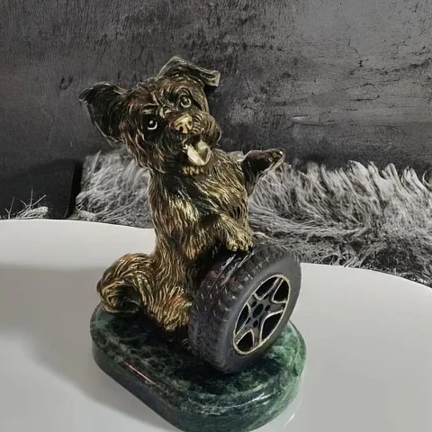 Фигурка «Автолюбитель» из бронзы — собака с колесом