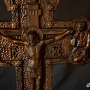 На память: Крест резной с распятием. На подставке. Орех — фотография 6