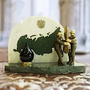 Бронзовый сувенир «Российская добыча нефти» на камне — фотография 1