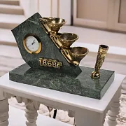 Настольные часы «Прииск» из бронзы и змеевика — фотография 1