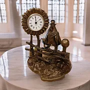 Подарочные бронзовые часы с петухом на заборе — фотография 1