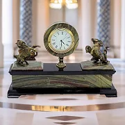 Каминные часы с бронзовыми конями, яшмой и долеритом — фотография 1